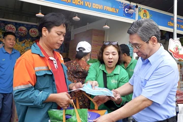 Người lao động phấn khởi tại ‘Tết sum vầy - Chợ Tết Công đoàn Xuân 2026’