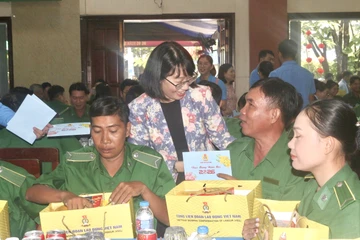 TP.HCM: Hơn 300 phần quà Tết đến với người lao động có hoàn cảnh khó khăn