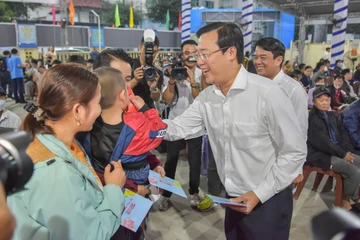 Công nhân xa quê ấm lòng với những chuyến xe mùa xuân