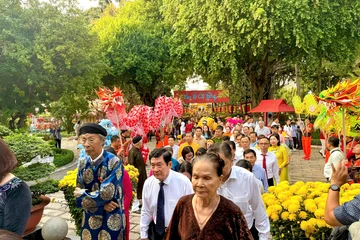 Đông đảo người dân dự lễ Khai hạ - Cầu an tại Lăng Đức Tả quân Lê Văn Duyệt
