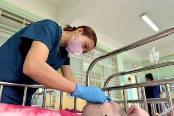 Người phụ nữ 'may' lại cuộc sống cho những đứa trẻ có hoàn cảnh đặc biệt