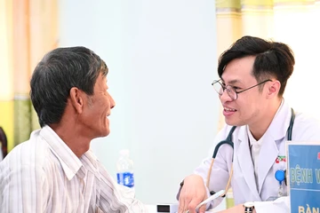 300 phần quà đến tay người dân khó khăn ở xã vùng hạ Tây Ninh