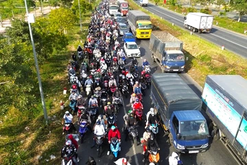 Người dân về quê nghỉ Tết Nguyên đán bị ùn ứ ngày cửa miền Tây