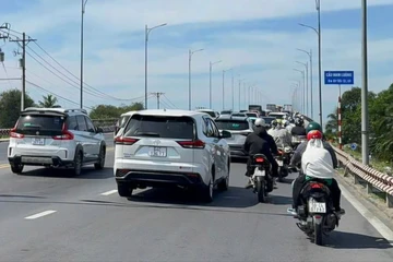 Người dân chật vật qua cầu Hàm Luông vì lượng xe tăng cao