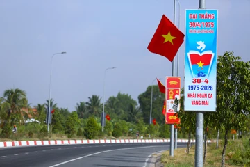 Ngắm cờ đỏ dài 17km tung bay trên đường vành đai Tân An mừng lễ 30-4