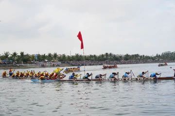 Người dân xem đua thuyền kín cả bờ sông Thu Bồn