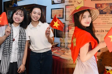 Rực rỡ cờ đỏ sao vàng, giới trẻ đổ xô đến quán cà phê check-in ngày 30-4