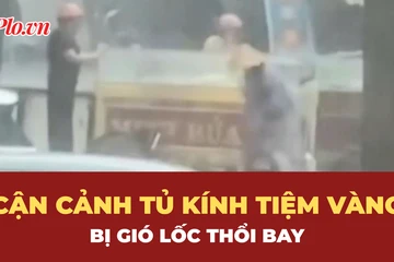 Cận cảnh gió lốc thổi bay tủ kính tiệm vàng ở Đắk Lắk