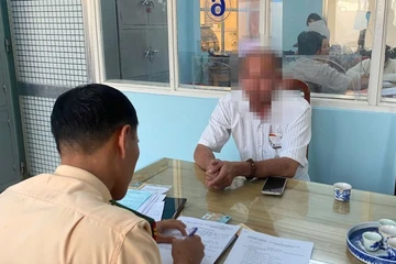 CSGT làm việc với tài xế xe khách rượt đuổi xe tải như phim hành động