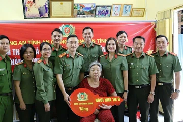 Công an An Giang và Công an Cà Mau bàn giao ‘Ngôi nhà 19/8’