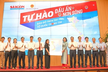 Báo Sài Gòn Giải Phóng trao tặng bản đồ đơn vị hành chính cấp tỉnh cho TP Cần Thơ