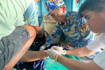 Nhà giàn DK1/10 cấp cứu ngư dân bị tai nạn trong lúc thu cào đánh bắt trên biển