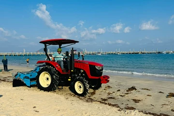 Côn Đảo lần đầu đưa máy sàng cát chuyên dụng vào vệ sinh bãi biển