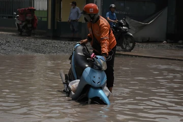 Đường Bến Nghé chi chít 'ổ voi, ổ gà', xe tải sụp bánh
