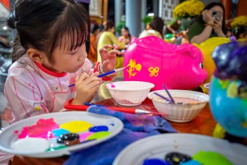 Sắc màu tuổi thơ trong ngày hội vẽ heo đất đầu xuân