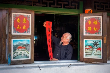 Viết liễn tại Nhà Lớn Long Sơn, gìn giữ nét đẹp văn hóa hơn trăm năm