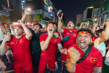 Sắc màu mới ở phố đi bộ Nguyễn Huệ: ‘Biển người’ vỡ òa cùng U-23 Việt Nam