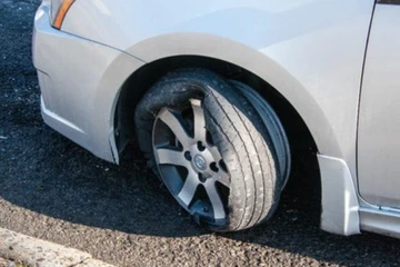 Kỹ năng sống còn khi ô tô nổ lốp giữa cao tốc