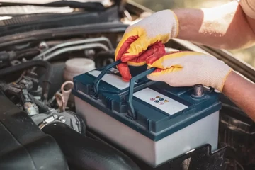 Tại sao ắc quy nguyên bản theo xe rất bền, trong khi bình thay thế thường nhanh hỏng hơn?