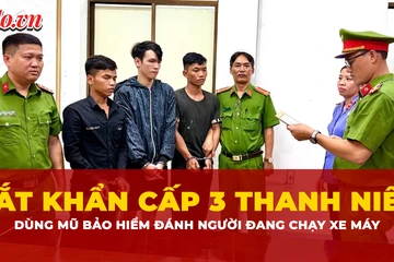 Bắt khẩn cấp 3 thanh niên dùng mũ bảo hiểm đánh người đang chạy xe máy