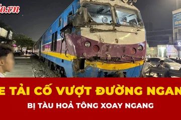 Khoảnh khắc xe tải cố vượt đường ngang bị tàu hỏa tông văng
