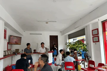 Nhộn nhịp mùa Tết tại các điểm bán vé số Vietlott