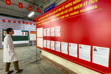 Bệnh viện Trung ương Huế chuẩn bị hòm phiếu phục vụ bầu cử tại giường bệnh