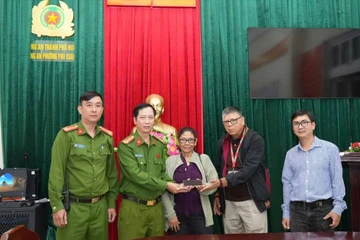 Trao trả iPhone 15 cho nữ du khách Mỹ bị cướp giật khi đi xích lô ở Huế