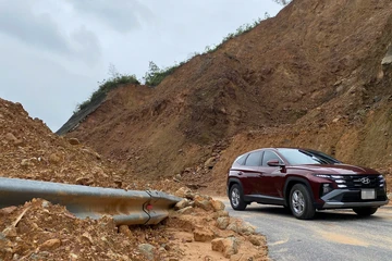 Đất đá ngổn ngang tại điểm sạt lở đường dẫn cao tốc La Sơn - Hòa Liên