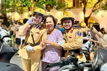 Người dân thích thú ngắm dàn mô tô và kỵ binh dạo quanh Cố đô Huế