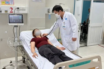 TP.HCM: 11 công nhân cấp cứu sau bữa ăn trưa