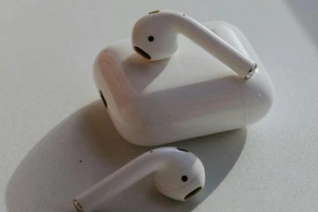 Mặt trái của tai nghe AirPods