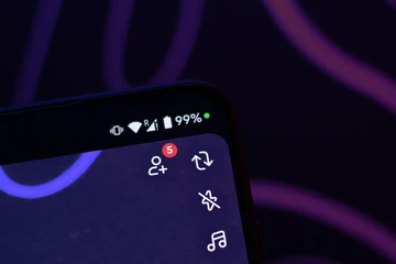 Vì sao điện thoại Samsung xuất hiện chấm sáng nhỏ trên màn hình?