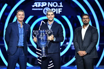 Alcaraz nâng cúp số 1 thế giới, Auger-Aliassime gây bất ngờ