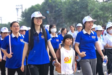 Gần 6 tỉ đồng được vận động từ chương trình đi bộ gây quỹ 'Vì người nghèo' ở phường Tam Bình