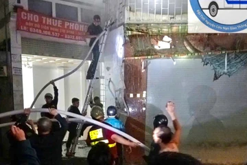 Giải cứu 6 người mắc kẹt trong vụ cháy nhà nghỉ 5 tầng ở TP.HCM