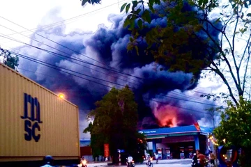 Cháy nhà xưởng sau lưng cây xăng ở TP.HCM, cột khói bốc cao hàng chục mét