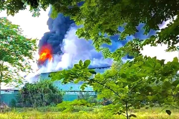 Cháy lớn tại công ty ở TP.HCM, cột khói bốc cao kèm nhiều tiếng nổ lớn