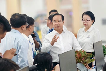 Chủ tịch UBND TP.HCM động viên cán bộ công chức làm việc tại Trung tâm Phục vụ hành chính công TP