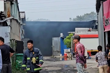 TP.HCM: Cháy lớn tại kho hàng đường Trần Đại Nghĩa, nhiều người tháo chạy