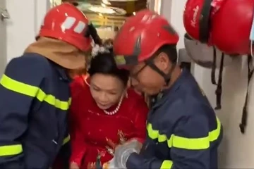 TP.HCM: Cảnh sát giải cứu 6 người kẹt thang máy kịp giờ rước dâu