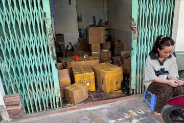 Video clip khám xét nơi sản xuất, bán 10.000 chai nước hoa giả trị giá 10 tỉ đồng