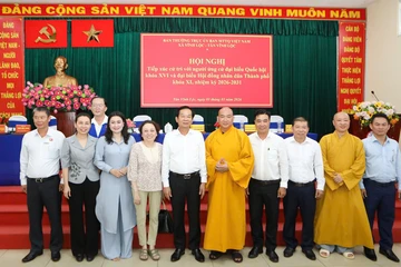 Cử tri xã Tân Vĩnh Lộc gửi gắm vấn đề giá thuốc, dự án treo đến ứng cử viên ĐBQH