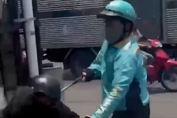 Xác minh clip tài xế xe ôm công nghệ dùng gậy 3 khúc đánh người