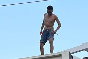 Cả dãy phố hoảng loạn vì 1 thanh niên nghi ngáo đá, đập phá tài sản