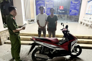Bắt hai người trộm xe máy có vàng trong cốp, trốn xuống miền Tây