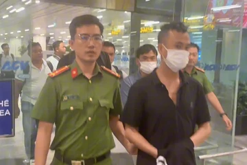 Video: Hơn 200 Công an TP.HCM truy bắt đường dây buôn bán chất độc chết người