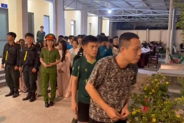 Video Công an TP.HCM ập vào quán bar Revo, bắt nhiều người liên quan ma túy