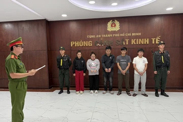 TP.HCM: Phá đường dây sản xuất, buôn bán hơn 23.000 đôi dép giả hiệu Nike, Adidas, Crocs và Gucci