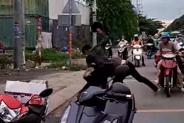 Hai người đàn ông đánh tới tấp nam thanh niên giữa đường ở TP.HCM